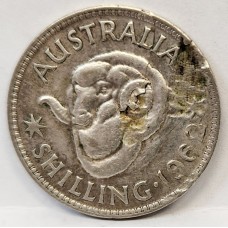 AUSTRALIA 1962 . ONE 1 SHILLING . VARIETY . DOTS IN HORN . DELAMINATION SURFACE